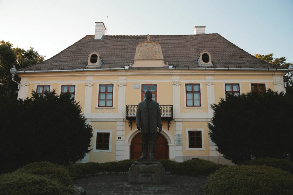 Teleki-ház - Bernády Szobor